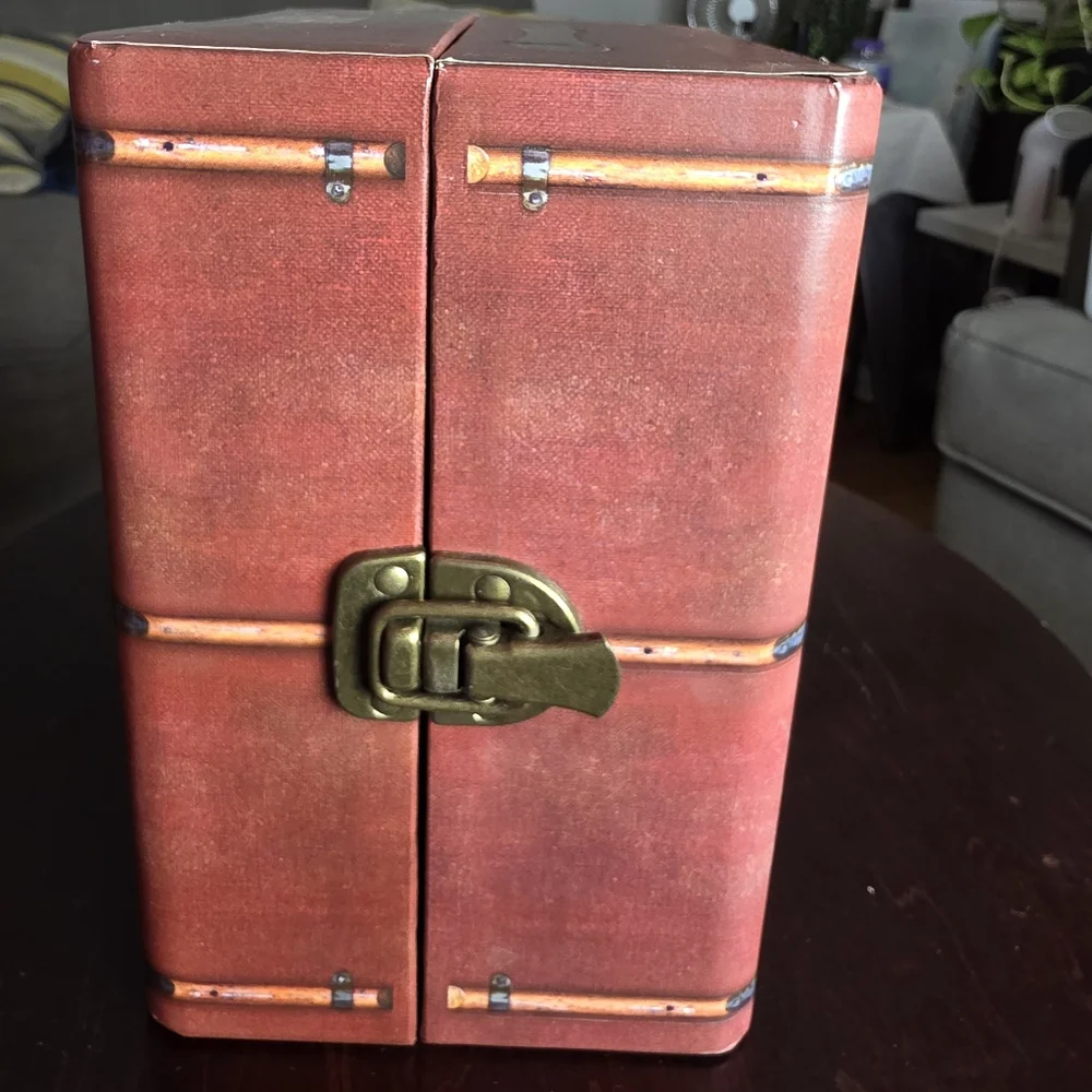 This is a Harry Potter Years 1-5 Limited Edition DVD Gift Set With Trunk - Picture 10 of 10